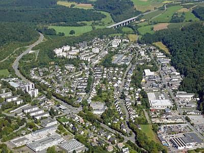 Blick NO: Gartenstadt, A46 Talbrücke Kohlwederbach P1360433_Meschede Gartenstadt, Talbruecke Kohlwedderbach A46